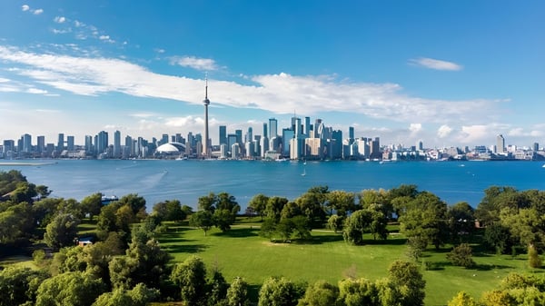 Paisaje de parque verde frente al horizonte de la ciudad con cielo azul en el terreno de la London Central Secondary School.