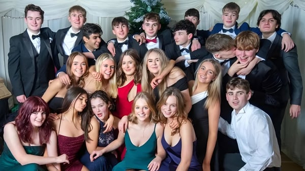 Un grupo de alumnas y alumnos de la Longridge Towers School posan juntos en ropa festiva.