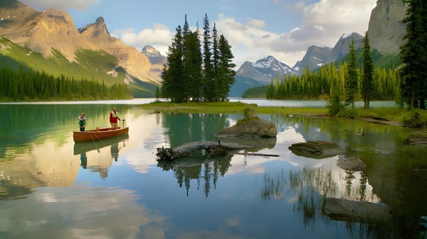 Un lago tranquilo con un pequeño bote y dos personas refleja las montañas en el terreno de la Lord Beaverbrook High School.