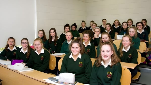 Un grupo de alumnas en uniforme escolar está sentada en el aula de la Loreto Secondary School en Cork.