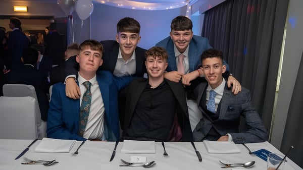 Un grupo de jóvenes en ropa formal en un evento en el campus de la Loughborough Grammar School.