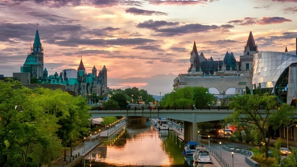 Un romántico canal con árboles pasa junto a un edificio parecido a un castillo en el terreno de la École secondaire publique Louis-Riel.