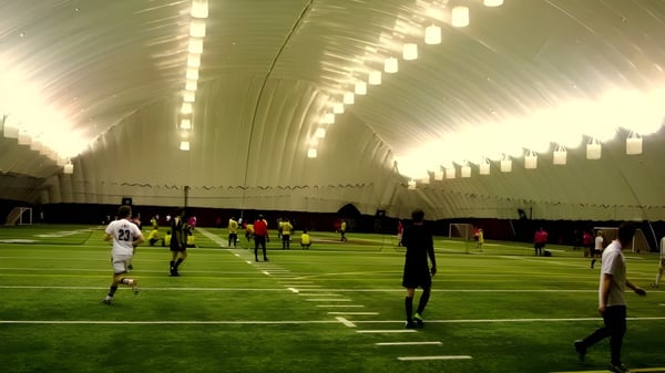 El gimnasio con césped artificial de la École secondaire publique Louis-Riel es grande y bien iluminado por dentro.