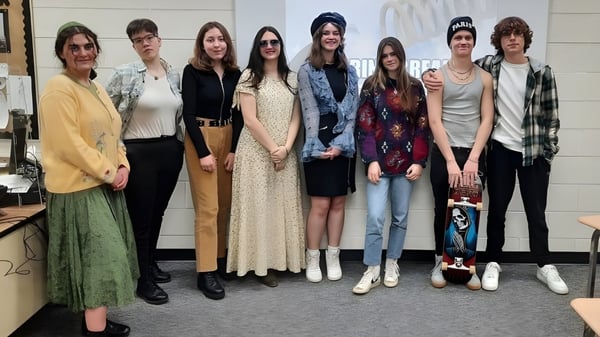 Un grupo de estudiantes está reunido en el pasillo de la Lowell High School.
