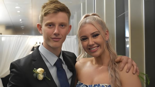 Una joven pareja posa junta en un evento formal en el campus de la Mackay North State High School.