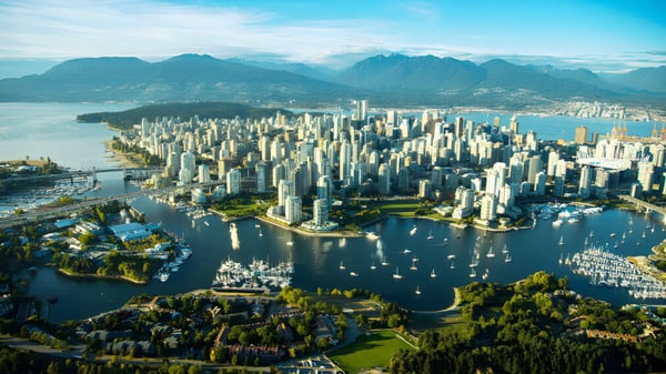 Vista del puerto con muchos barcos y montañas al fondo cerca de la Magee Secondary School.