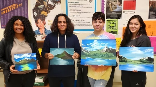 Estudiantes de la Mallard Creek High School presentan coloridos paisajes en el aula de arte.