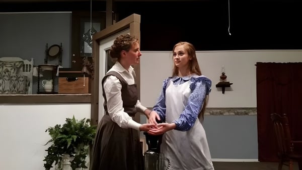 Un hombre y una mujer están en un interior rústico en el campus de la Maranatha Baptist Academy.