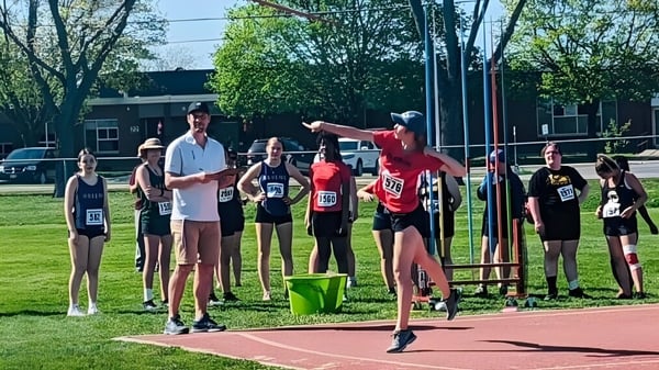 Un grupo de estudiantes participa en la competencia de atletismo en el campo deportivo de la École secondaire publique Marc-Garneau.