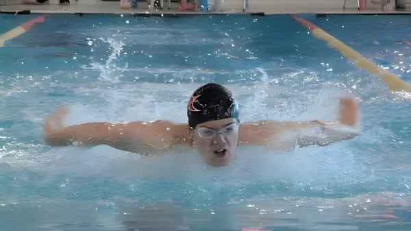 Una estudiante de la École secondaire publique Marc-Garneau nada y genera un movimiento en el agua en la piscina.