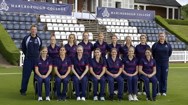 Un grupo de jóvenes deportistas posan en el césped frente al edificio del Marlborough College.
