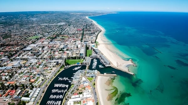 El amplio puerto con playa y océano es bien visible desde la Marryatville High School.