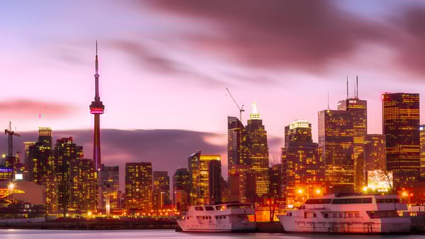 Vista de la vibrante silueta de la ciudad con rascacielos y barcos frente al campus del Martingrove Collegiate Institute.