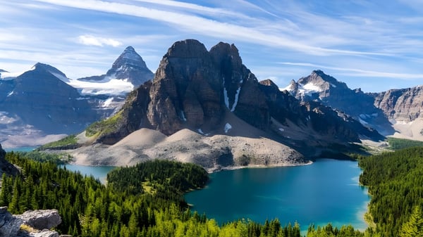 El tranquilo lago turquesa frente a montañas nevadas está rodeado de bosques perennes en el campus de la Matthew Halton High School.