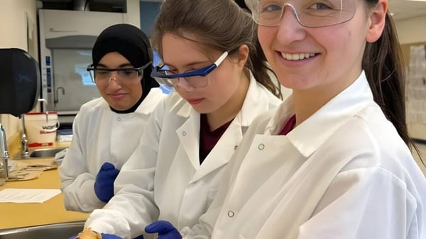 Tres estudiantes mujeres de la École secondaire publique Maurice Lapointe trabajan juntas en un laboratorio.