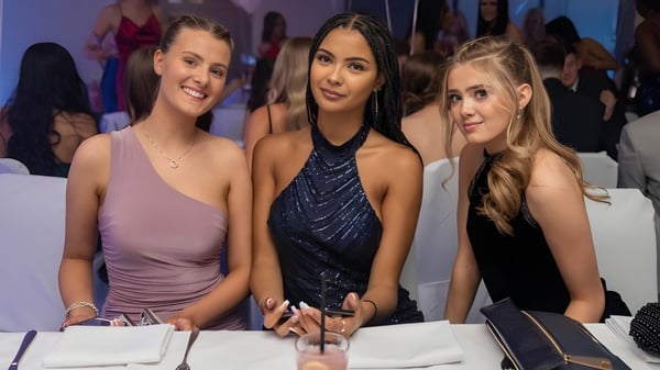 Tres alumnas de la Mayfield School posan juntas en un evento formal.