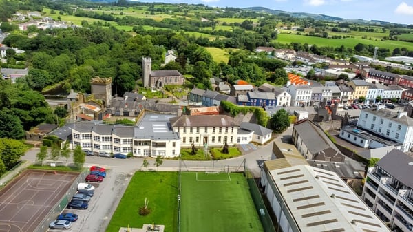 Vista del valle verde con edificios históricos y modernos cerca del McEgan College.