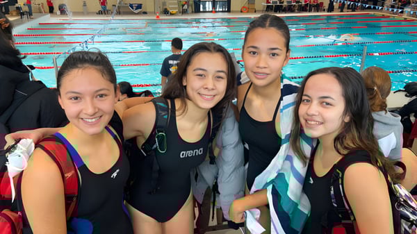 Un grupo de alumnas de la École Secondaire R.A. McMath Secondary School posan frente a la piscina.