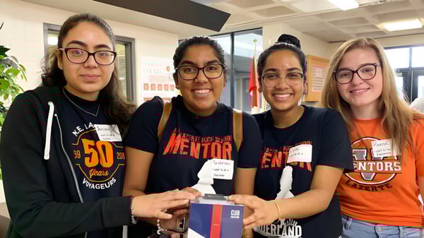 Cuatro mentores están juntos en una sala en el campus de la M.E. LaZerte Composite High School.