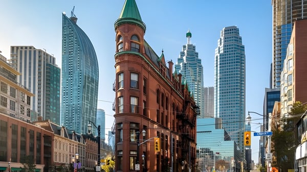 El edificio histórico de ladrillo de la Medway High School se encuentra frente a modernos rascacielos en la ciudad.