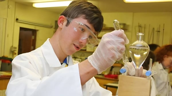 Un estudiante de la Mercy Secondary School trabaja cuidadosamente con equipos científicos en el laboratorio.