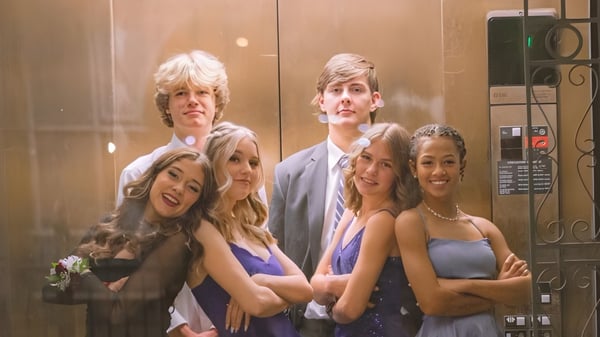 Un grupo de estudiantes de la Mesa High School posan juntos en el pasillo de la escuela.