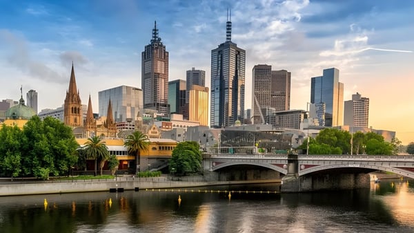 Vista del paisaje urbano con un puente y edificios históricos cerca del Methodist Ladies' College.