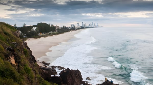 Vista desde la costa con olas hacia el horizonte de la ciudad cerca de la Miami State High School.