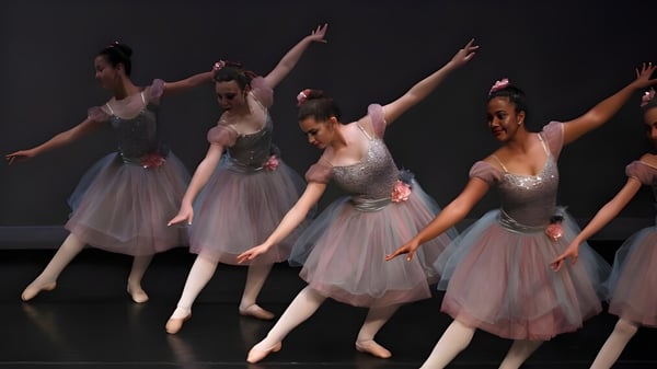Un grupo de alumnas de ballet presenta una elegante pieza de danza en el escenario de la Miami Arts Charter School.