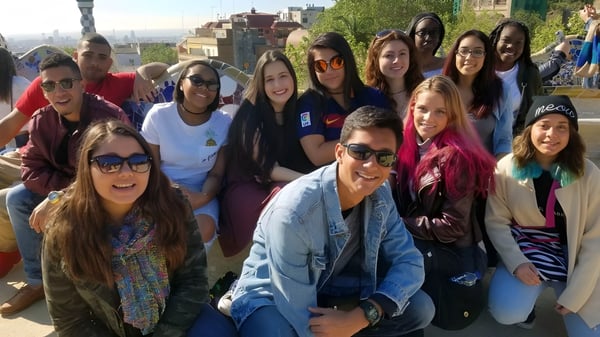 Un grupo de estudiantes de la Middletown Christian School está afuera y posando frente a un paisaje urbano para una foto grupal.