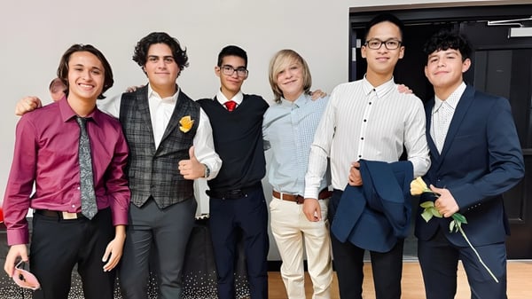 Un grupo de seis estudiantes está junto en un interior de la Mission Heights Preparatory High School.