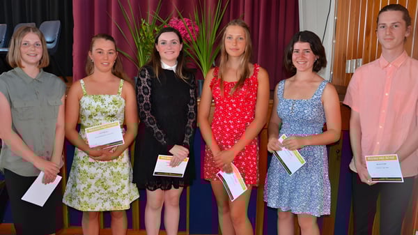 Un grupo de jóvenes mujeres de la Motueka High School está juntas en el escenario sosteniendo certificados en la mano.