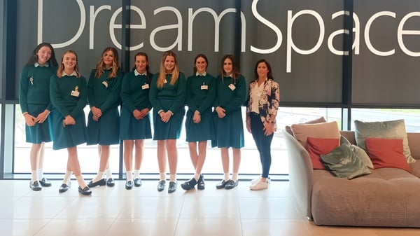 Un grupo de estudiantes de la Mount Anville Secondary School está frente al cartel de Dreamspace en el edificio escolar.