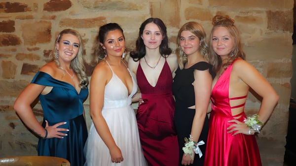 Cinco estudiantes de la Mount Barker High School posan juntas frente a un muro de piedra.
