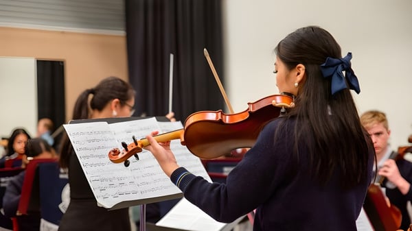 Una estudiante de la Mount Gambier High School toca el violín durante una actuación musical.