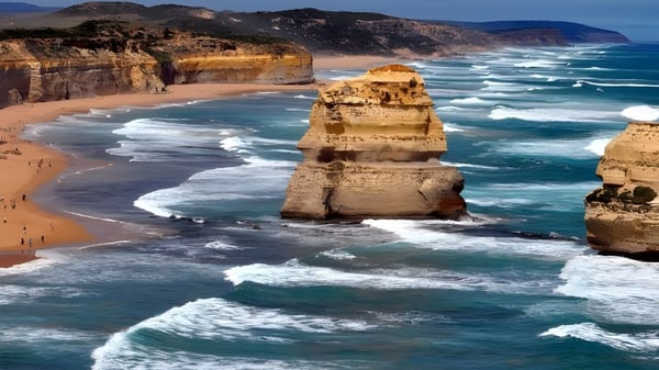 Acantilados y rocas en la playa con mar y montañas de fondo cerca de la Mount Gravatt State High School.