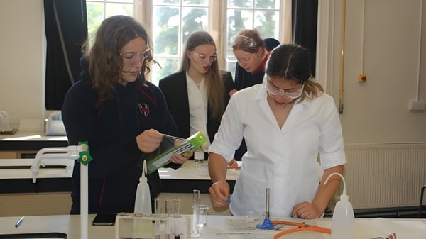 Estudiantes de la Mount Kelly School trabajan juntas en una actividad de laboratorio en el aula.