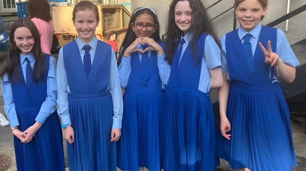 Un grupo de estudiantes de la Mount Sackville Secondary School está en el edificio escolar y sonríe a la cámara.