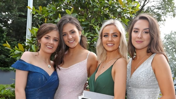 Cuatro estudiantes están juntas en el área exterior verde de la Mount Sackville Secondary School.