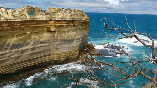 Los acantilados rocosos con vista al océano turquesa en los alrededores de la Mountain Creek State High School.