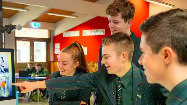 Estudiantes de la Mountainview High School trabajan juntos en una pantalla de computadora.