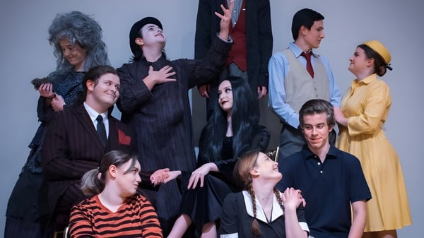 Un grupo de estudiantes del Mt. Lebanon School District se reúne en un entorno de estudio frente a un fondo gris.