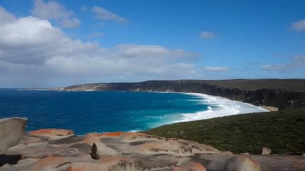 Vista de la costa rocosa con altos acantilados y el mar turquesa cerca de la Murray Bridge High School.