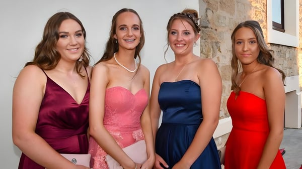 Cuatro estudiantes de la Murray Bridge High School posan juntas frente a una pared de piedra.