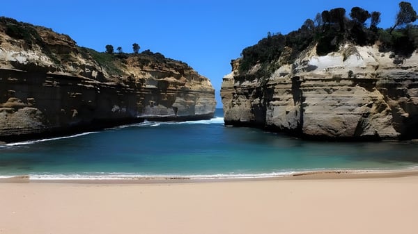 Vista de una tranquila bahía turquesa con altos acantilados y playa cerca del Murrumba State Secondary College.