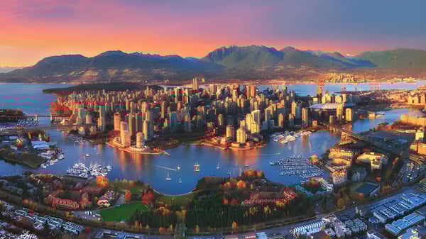 Toma aérea de la ciudad con montañas y puerto al atardecer cerca de la Nanaimo District Secondary School.