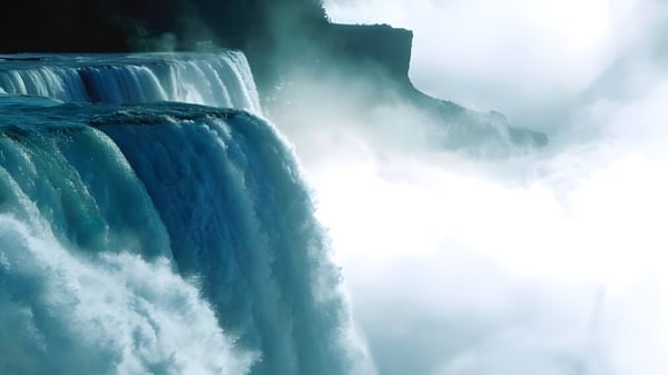 Una cascada fluye sobre un acantilado rocoso en los alrededores de la Nantyr Shores Secondary School.