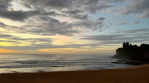 Dramático atardecer sobre la costa rocosa cerca de la Narrabeen Sports High School.
