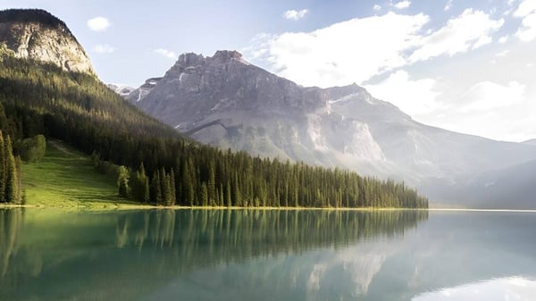 Un lago alpino con montañas nevadas y un paisaje boscoso cerca de la Nechako Valley Secondary School.