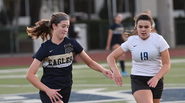 Dos estudiantes juegan al fútbol en el campo de la North Broward Preparatory School.